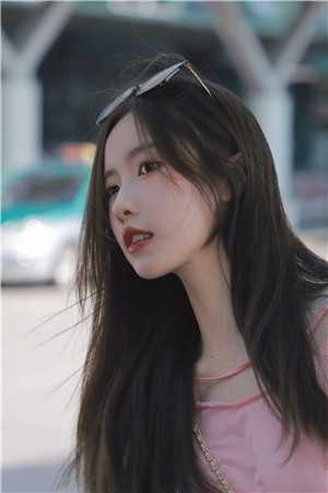 职业女友，亲他一下八百万