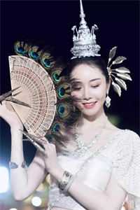 被女帝师父嫌弃的我，竟举世无敌