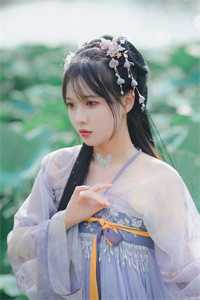 死对头逼我穿上女仆装站在他面前