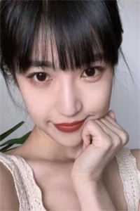 爱吃冰淇淋的狼尾女孩