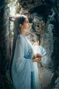 废弃剧院里的白衣女子