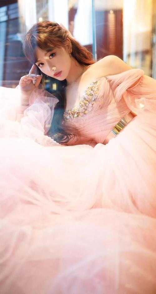 捆绑系统当女配，主角团抢着献媚