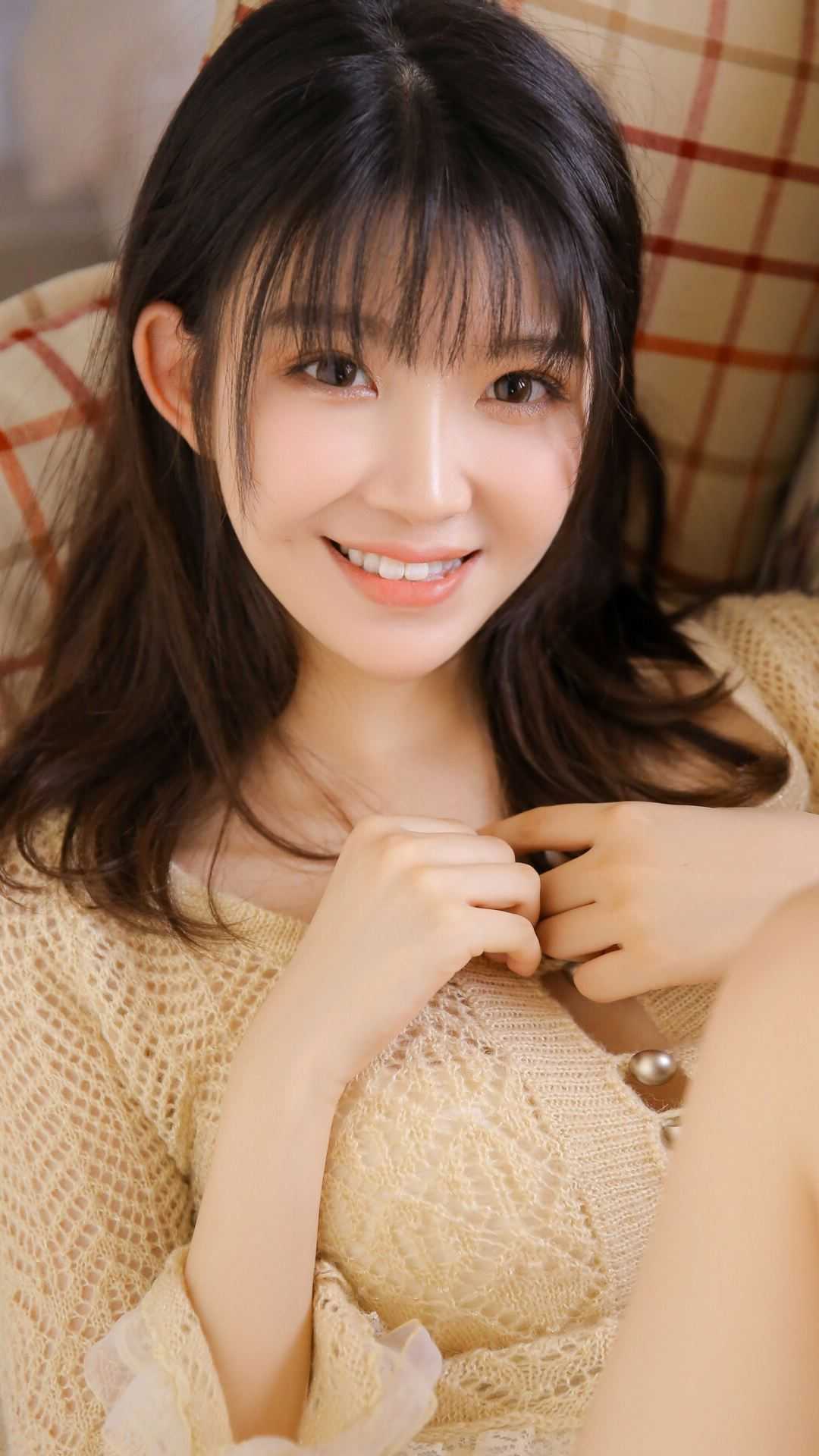 未婚妻试婚纱时,心里却想着别人