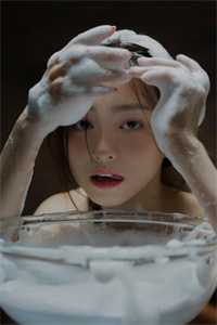 咬红杏